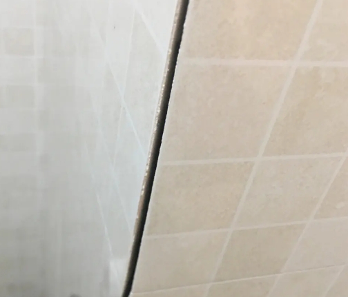水磨沟瓷砖空鼓维修公司分享阳台瓷砖脱落的修复过程可以分为以下几个步骤