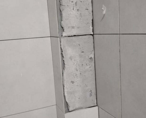 水磨沟瓷砖空鼓维修公司分享下瓷砖施工前基层浇水润湿程度不足，可能导致以下问题