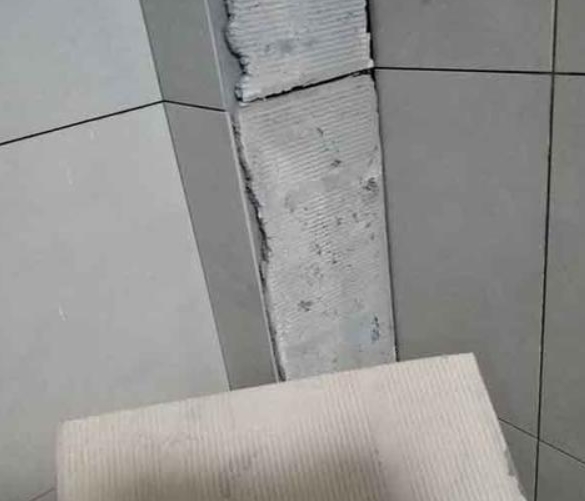 水磨沟瓷砖空鼓维修公司分享下厨房瓷砖脱落的补救措施。